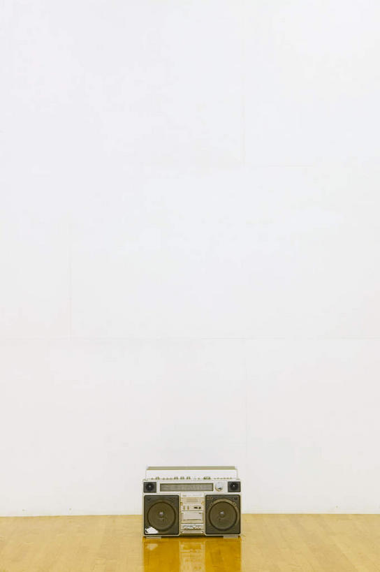 无人,竖图,室内,白天,正面,地板,静物,阴影,反射,影子,墙,地面,设备,木地板,墙壁,墙面,一个,白色,收音机,单个,信号,无线电,广播,无线电技术,彩图