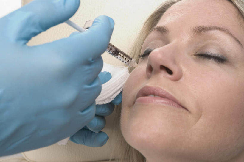 西方人,脸,头,脸颊,手,两个人,医生,病人,躺,闭眼,横图,俯视,室内,特写,白天,欧洲,欧洲人,双手,握,拿,拿着,手套,医护人员,医疗人员,手部,橡胶,针管,针筒,握着,注射,医疗,医疗设备,注射器,病患,橡胶手套,橡胶制品,医用手套,肉毒杆菌,麻醉剂,肉毒杆菌毒素,卧着,男人,男性,女人,女性,中年男性,中年女性,白种人,头部,脸部,脸蛋,面部,大夫,患者,就医者,闭眼睛,闭着眼,闭着眼睛,躺着,卧,半身,彩图,高角度拍摄,肉毒毒素,神经毒素,生物毒素