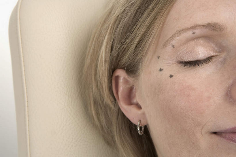 西方人,脸,头,脸颊,眉毛,一个人,闭眼,横图,俯视,室内,特写,白天,欧洲,欧洲人,仅一个女性,仅一个人,一排,整齐,环绕,围绕,环抱,标记,装饰品,排列,耳环,饰品,首饰,仅一个中年女性,队列,耳饰,萦绕,肉毒杆菌,麻醉剂,肉毒杆菌毒素,女人,女性,中年女性,白种人,头部,脸部,脸蛋,眉,面部,眼眉,闭眼睛,闭着眼,闭着眼睛,半身,彩图,高角度拍摄,肉毒毒素,神经毒素,生物毒素,眼眉毛