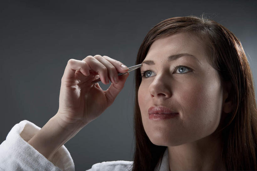 西方人,脸,头,脸颊,手,一个人,横图,室内,特写,白天,正面,浴袍,化妆,美容,时尚,欧洲,欧洲人,仅一个年轻女性,仅一个女性,仅一个人,握,灰色背景,服装,拿,拿着,注视,肩膀,衣服,白色,观察,看,手部,握着,摄影,服饰,影棚,观看,单手,察看,美容工具,衣着,穿着,关注,化妆工具,衣饰,眉毛钳,年轻女性,女人,女性,白种人,头部,脸部,脸蛋,面部,半身,彩图,影棚拍摄,汤帷子,浴衣,拍摄