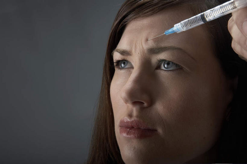 西方人,脸,头,脸颊,手,一个人,横图,室内,特写,白天,正面,欧洲,欧洲人,仅一个年轻女性,仅一个女性,仅一个人,握,灰色背景,拿,拿着,注视,一个,观察,看,皱眉,手部,针管,针筒,握着,注射,摄影,影棚,单个,观看,单手,察看,医疗,医疗设备,注射器,关注,肉毒杆菌,麻醉剂,肉毒杆菌毒素,年轻女性,女人,女性,白种人,头部,脸部,脸蛋,面部,半身,彩图,影棚拍摄,拍摄,肉毒毒素,神经毒素,生物毒素