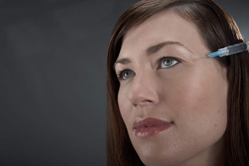 西方人,脸,头,脸颊,一个人,横图,室内,特写,白天,正面,欧洲,欧洲人,仅一个年轻女性,仅一个女性,仅一个人,灰色背景,注视,一个,观察,看,针管,针筒,注射,摄影,影棚,单个,观看,察看,医疗,医疗设备,注射器,关注,肉毒杆菌,麻醉剂,肉毒杆菌毒素,年轻女性,女人,女性,白种人,头部,脸部,脸蛋,面部,半身,彩图,影棚拍摄,拍摄,肉毒毒素,神经毒素,生物毒素