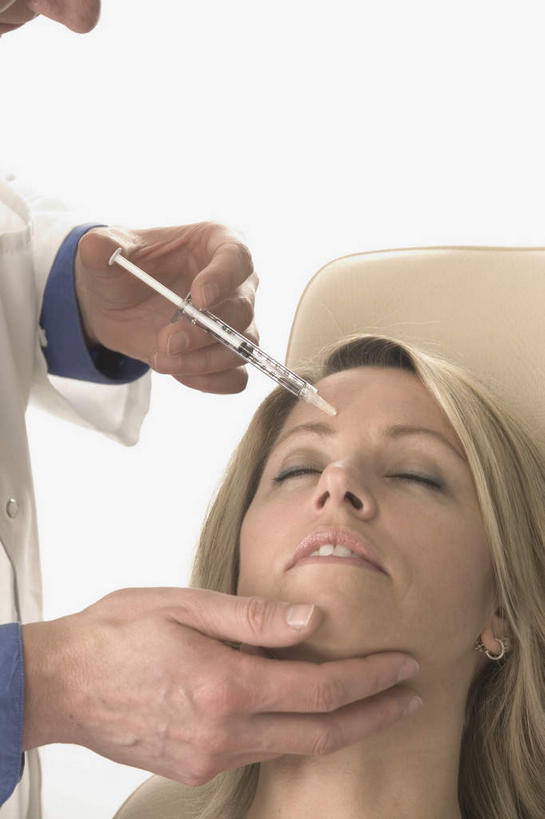 西方人,脸,头,脸颊,手,两个人,医生,病人,站,躺,闭眼,竖图,俯视,室内,特写,白天,工作服,制服,欧洲,欧洲人,握,服装,拿,拿着,衣服,站着,医护人员,医疗人员,手部,针管,针筒,握着,注射,服饰,医疗,医疗设备,注射器,衣着,穿着,病患,肉毒杆菌,麻醉剂,工作制服,衣饰,肉毒杆菌毒素,卧着,男人,男性,女人,女性,中年男性,中年女性,白种人,头部,脸部,脸蛋,面部,大夫,患者,就医者,闭眼睛,闭着眼,闭着眼睛,躺着,卧,站立,半身,彩图,高角度拍摄,工作套服,肉毒毒素,神经毒素,生物毒素