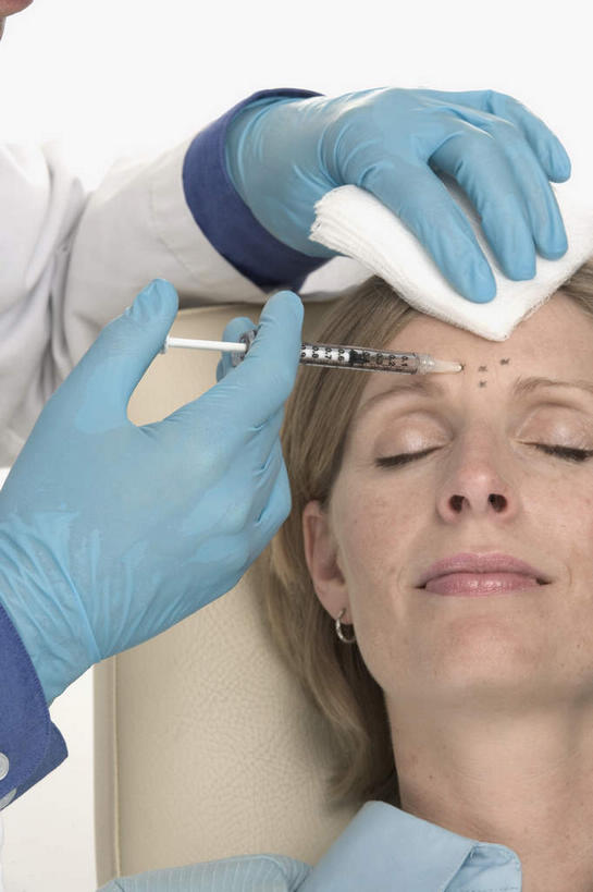 西方人,脸,头,脸颊,手,两个人,医生,病人,站,躺,闭眼,竖图,俯视,室内,特写,白天,工作服,制服,欧洲,欧洲人,握,服装,拿,拿着,衣服,手套,站着,医护人员,医疗人员,手部,橡胶,针管,针筒,握着,注射,服饰,医疗,医疗设备,注射器,衣着,穿着,病患,橡胶手套,橡胶制品,医用手套,肉毒杆菌,麻醉剂,工作制服,衣饰,肉毒杆菌毒素,卧着,男人,男性,女人,女性,中年男性,中年女性,白种人,头部,脸部,脸蛋,面部,大夫,患者,就医者,闭眼睛,闭着眼,闭着眼睛,躺着,卧,站立,半身,彩图,高角度拍摄,工作套服,肉毒毒素,神经毒素,生物毒素