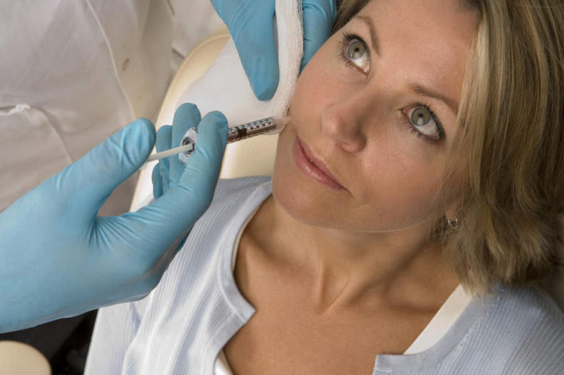 西方人,脸,头,脸颊,手,两个人,医生,病人,站,躺,横图,俯视,室内,特写,白天,欧洲,欧洲人,握,拿,拿着,注视,手套,观察,看,站着,医护人员,医疗人员,手部,橡胶,针管,针筒,握着,注射,观看,察看,医疗,医疗设备,注射器,关注,病患,橡胶手套,橡胶制品,医用手套,肉毒杆菌,麻醉剂,肉毒杆菌毒素,卧着,男人,男性,女人,女性,中年男性,中年女性,白种人,头部,脸部,脸蛋,面部,大夫,患者,就医者,躺着,卧,站立,半身,彩图,高角度拍摄,肉毒毒素,神经毒素,生物毒素