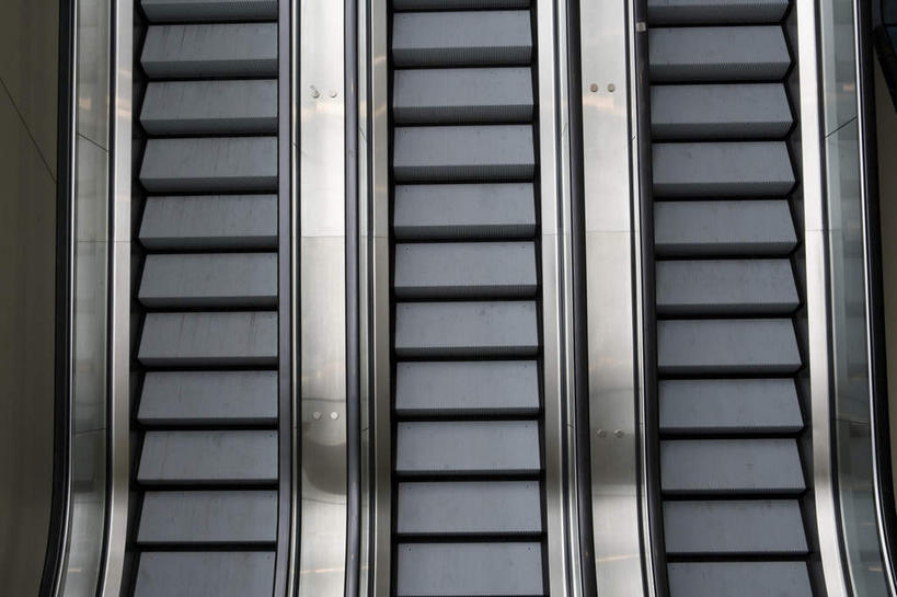 无人,栏杆,横图,俯视,室内,白天,电梯,一排,阴影,整齐,反射,影子,电动扶梯,围栏,自动扶梯,运输工具,护栏,排列,队列,三部,彩图,高角度拍摄,扶手电梯,升降设备,运输带,自动行人电梯,电扶梯