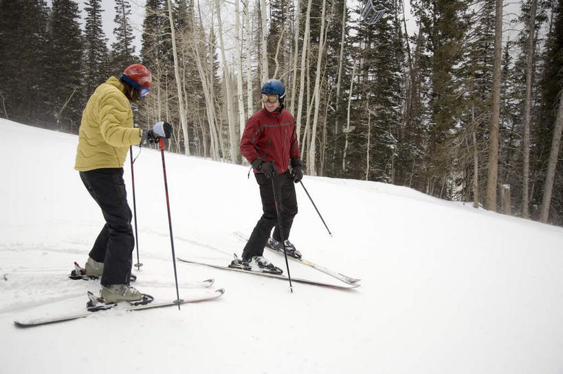 西方人,两个人,横图,室外,白天,正面,爱情,锻炼,旅游,度假,安全,运动,雪,植物,大雪,帽子,欧洲,欧洲人,握,服装,装饰,滑雪,工具,器材,眼镜,积雪,雪景,冬季,冬天,树桩,防护,浪漫,注视,娱乐,运动器械,树,树干,树木,衣服,绿色,自然,手套,观察,看,享受,休闲,温暖,温馨,器械,木桩,健身器械,恩爱,放松,寒冷,小心,握着,恋人,服饰,生长,成长,拐杖,观看,羽绒服,保暖,护目镜,保护,华丽,滑雪板,滑雪杖,点缀,和睦,察看,御寒,关注,室外运动,保险,健身器材,户外运动,滑雪装备,警惕,保全,周全,安稳,安定,衬托,美观,雅致,雅观,棉帽,严寒,辅助设备,谨慎,安全防护眼镜,冬装,平安,男人,男性,年轻女性,女人,女性,中年男性,白种人,情侣,彩图,全身,健身,伴侣,融洽,防护眼镜,运动器材