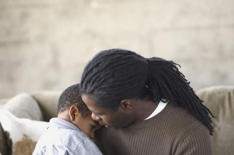 西方人,儿童,中年人,两个人,家庭,父亲,儿子,闭眼,抱,睡,竖图,室内,白天,正面,毛衣,纯洁,欧洲,非洲,黑人,欧洲人,阴影,服装,朦胧,模糊,反射,影子,墙,休闲装,墙壁,墙面,小孩,衣服,休闲,温暖,温馨,父子,一家人,休闲服,父爱,可爱,童年,童趣,服饰,关怀,抱着,和睦,搂着,关心,线衫,童真,烂漫,无邪,体贴,关切,天真,男孩,男人,男性,中年男性,非洲人,孩子,闭眼睛,闭着眼,闭着眼睛,困,困觉,搂,搂抱,寝息,睡觉,半身,彩图,绒衣,套衫,套头毛衣,线衣,融洽,男生