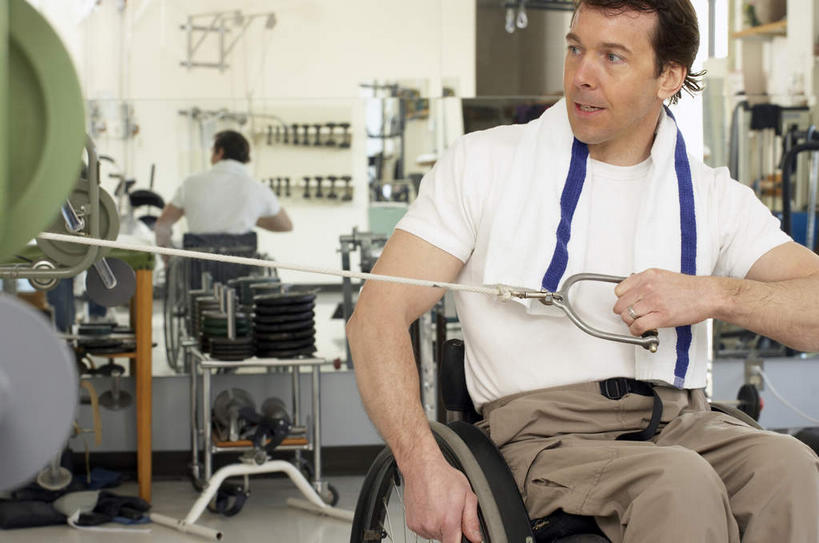 西方人,一个人,病人,健身房,坐,横图,室内,白天,正面,镜子,欧洲,欧洲人,仅一个男性,仅一个人,仅一个中年男性,一辆,握,用力,服装,工具,墙,注视,休闲装,运动器械,墙壁,墙面,衣服,白色,轮椅,复健,观察,看,休闲,康复,休闲服,器械,健身器械,握着,服饰,观看,镜像,察看,医疗设备,镜面,关注,病患,使劲,医疗器械,残疾,健身器材,残疾人,医疗工具,伤残,拉环,辅助设备,残障,弱势群体,男人,男性,中年男性,白种人,患者,就医者,坐着,半身,彩图,健身馆,运动器材