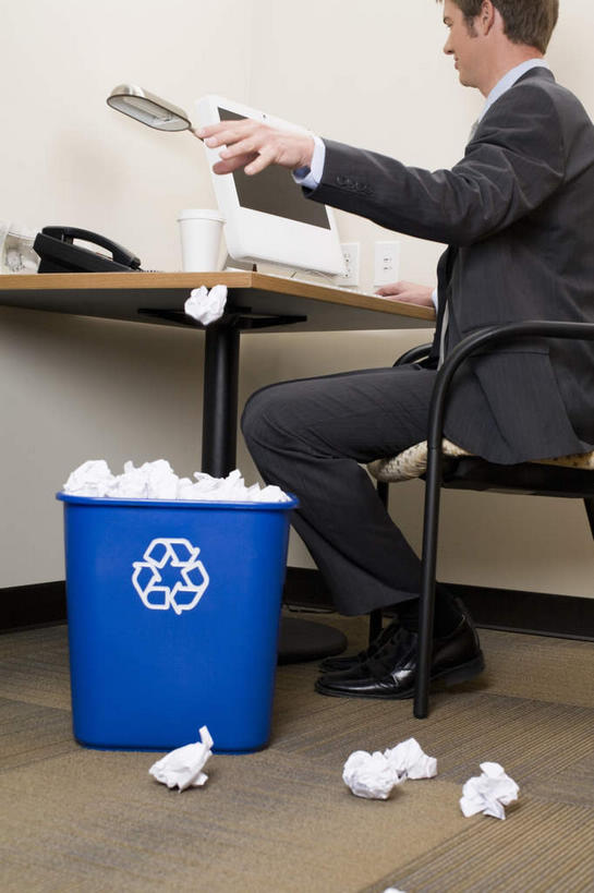 西方人,一个人,商务人士,商务男性,办公室,坐,打电话,竖图,室内,白天,衬衫,电脑,显示器,鼠标,键盘,家具,桌子,电话,欧洲,欧洲人,仅一个男性,仅一个人,一堆,许多,堆叠,堆积,套装,环保,网络,办公桌,墙,垃圾,垃圾桶,领带,输入设备,通讯设备,墙壁,墙面,仅一个年轻男性,背面,蓝色,白色,话筒,容器,电话线,台式电脑,能源,纸团,储藏,堆,废纸,垃圾箱,回收,资源,固定电话,象征,庄重,储存,通信设备,商务装,身份,利用,工薪阶层,低碳,输出设备,循环,办公家具,正式,地位,持续,交流,男人,男性,年轻男性,白种人,白领,上班族,电话机,沟通,抛,扔,通话,坐着,半身,彩图,衬衣,贮存