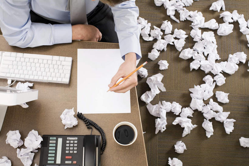 咖啡,西方人,一个人,商务人士,商务男性,办公室,坐,打电话,横图,俯视,室内,白天,衬衫,绘画,幸福,电脑,显示器,鼠标,键盘,家具,桌子,杯子,电话,欧洲,欧洲人,仅一个男性,仅一个人,一堆,许多,握,堆叠,堆积,套装,网络,笔,材料,档案,文件,办公桌,办公用品,垃圾,领带,一杯,凌乱,娱乐,输入设备,通讯设备,文具,饮料,仅一个年轻男性,白色,话筒,铅笔,水杯,学习用品,资料,享受,休闲,温馨,电话线,台式电脑,放松,乐趣,握着,纸团,堆,文具用品,混乱,提神,舒适,固定电话,象征,庄重,文档,醒脑,通信设备,商务装,身份,工薪阶层,输出设备,办公家具,软饮料,正式,地位,纷乱,缭乱,庞杂,交流,男人,男性,年轻男性,白种人,白领,上班族,茶杯,电话机,沟通,通话,坐着,半身,彩图,高角度拍摄,衬衣