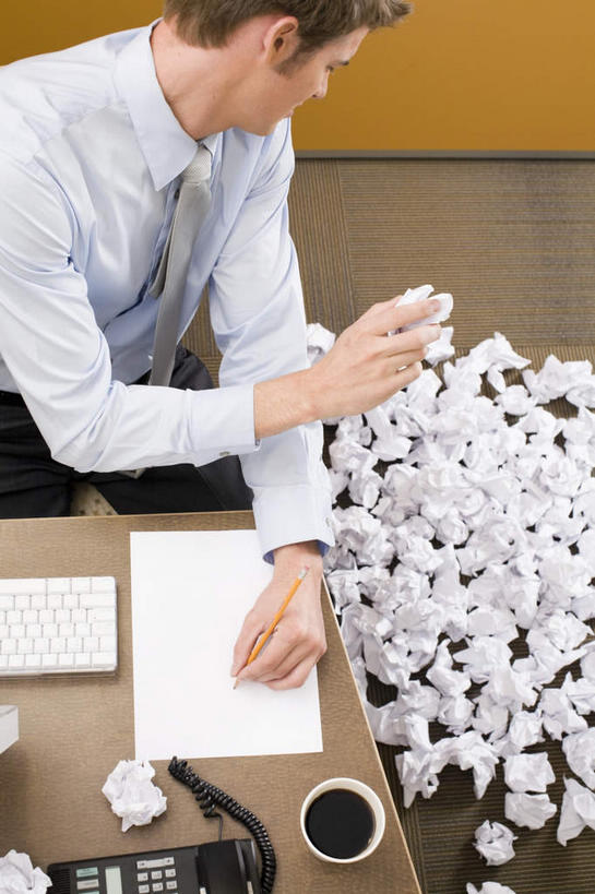 咖啡,西方人,一个人,商务人士,商务男性,办公室,坐,打电话,竖图,俯视,室内,白天,衬衫,绘画,幸福,电脑,显示器,鼠标,键盘,家具,桌子,杯子,电话,欧洲,欧洲人,仅一个男性,仅一个人,一堆,许多,握,堆叠,堆积,套装,网络,笔,材料,档案,文件,办公桌,办公用品,垃圾,领带,一杯,凌乱,注视,娱乐,输入设备,通讯设备,文具,饮料,仅一个年轻男性,白色,话筒,铅笔,水杯,学习用品,资料,低头,观察,看,享受,休闲,温馨,电话线,台式电脑,放松,乐趣,握着,纸团,观看,堆,文具用品,察看,混乱,提神,舒适,固定电话,象征,庄重,关注,文档,醒脑,通信设备,商务装,身份,工薪阶层,输出设备,办公家具,软饮料,正式,地位,纷乱,缭乱,庞杂,交流,男人,男性,年轻男性,白种人,白领,上班族,茶杯,电话机,沟通,抛,扔,通话,坐着,半身,彩图,高角度拍摄,衬衣