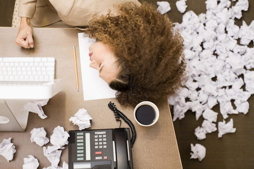 咖啡,西方人,一个人,商务人士,商务女性,办公室,坐,闭眼,睡,打电话,横图,俯视,室内,白天,绘画,幸福,电脑,显示器,鼠标,键盘,家具,桌子,杯子,电话,欧洲,非洲,黑人,欧洲人,仅一个女性,仅一个人,一堆,许多,握,堆叠,堆积,套装,网络,笔,材料,瓷器,档案,文件,办公桌,办公用品,咖啡杯,垃圾,陶瓷制品,一杯,凌乱,娱乐,输入设备,通讯设备,文具,饮料,白色,话筒,铅笔,水杯,学习用品,资料,趴着,仅一个中年女性,享受,休闲,疲倦,温馨,电话线,台式电脑,放松,乐趣,握着,纸团,堆,文具用品,混乱,疲劳,提神,舒适,固定电话,疲惫,文档,瓷杯,醒脑,通信设备,商务装,困乏,工薪阶层,输出设备,办公家具,疲乏,软饮料,委顿,疲困,疲顿,疲钝,倦怠,怠倦,纷乱,缭乱,庞杂,交流,女人,女性,中年女性,非洲人,白领,上班族,茶杯,电话机,闭眼睛,闭着眼,闭着眼睛,沟通,困,困觉,趴,寝息,睡觉,通话,坐着,半身,彩图,高角度拍摄