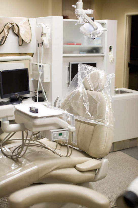 无人,医院,竖图,室内,白天,正面,机器,静物,照明,医学,灯光,设备,灯,灯具,照亮,手术,医疗,医疗设备,照明设备,医疗器械,医疗工具,无影灯,医疗机构,检测工具,彩图,病院,诊所,牙科椅,牙科治疗椅,牙椅