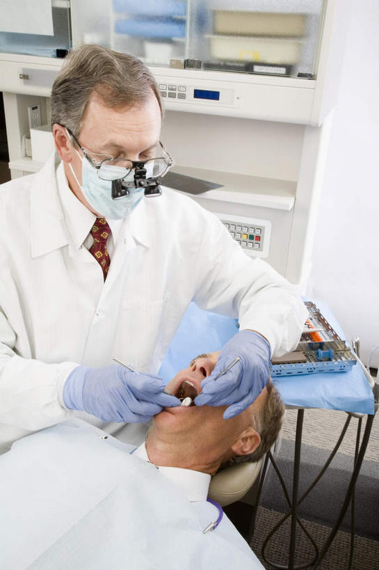 西方人,两个人,牙科医生,医院,坐,躺,竖图,俯视,室内,白天,工作服,制服,机器,仪器,镜子,欧洲,欧洲人,握,检查,反射,分离,分析,科学,医学,放大镜,过滤,拿,分开,拿着,注视,设备,口罩,手套,观察,看,张嘴,隔断,橡胶,清晰,探索,握着,遮掩,放大,观看,隔离,仔细,透镜,镜像,察看,医疗,医疗设备,卫生,掩盖,凸透镜,遮挡,聚焦,镜面,关注,净化,间隔,牙科,医疗器械,橡胶手套,反射镜,预防,医疗工具,张大嘴巴,橡胶制品,遮盖,防尘,医疗机构,SL手术放大镜,医用手套,光学,清楚,掩饰,断绝,隔开,屏蔽,屏绝,远离,中断,阻遏,阻隔,工作制服,检测工具,手术放大镜,卧着,男人,男性,中年男性,白种人,牙医,张开嘴,躺着,卧,坐着,半身,彩图,高角度拍摄,工作套服,病院,诊所,牙科椅,牙科治疗椅,牙椅