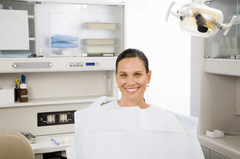 西方人,一个人,医院,坐,笑,微笑,露齿笑,横图,室内,白天,正面,机器,照明,欧洲,欧洲人,仅一个女性,仅一个人,医学,灯光,围兜,注视,设备,灯,白色,灯具,观察,看,仅一个中年女性,观看,照亮,察看,手术,医疗,医疗设备,照明设备,关注,医疗器械,医疗工具,无影灯,医疗机构,检测工具,围布,女人,女性,中年女性,白种人,坐着,半身,彩图,病院,诊所,牙科椅,牙科治疗椅,牙椅