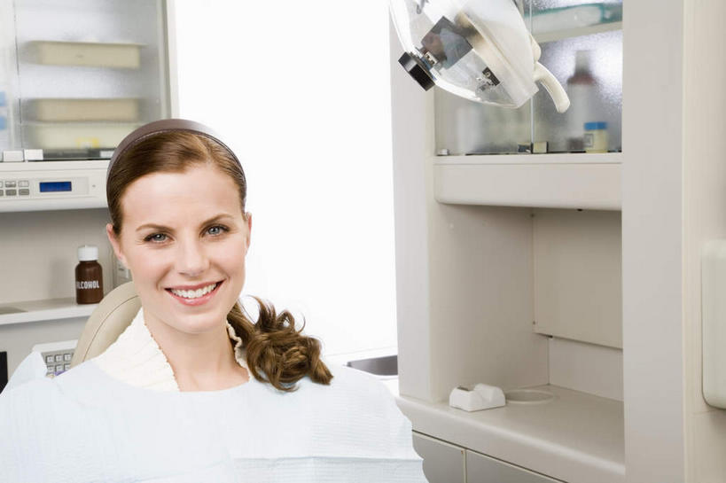 西方人,一个人,医院,坐,笑,微笑,露齿笑,横图,室内,白天,正面,机器,柜子,照明,欧洲,欧洲人,仅一个女性,仅一个人,医学,灯光,储物柜,围兜,注视,设备,灯,白色,灯具,观察,看,仅一个中年女性,观看,照亮,察看,手术,医疗,医疗设备,照明设备,储存,关注,医疗器械,医疗工具,无影灯,医疗机构,储备,蕴藏,贮备,检测工具,围布,女人,女性,中年女性,白种人,坐着,半身,彩图,病院,诊所,牙科椅,牙科治疗椅,牙椅,贮存