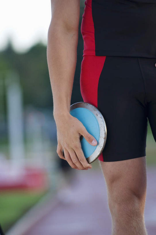 西方人,手,一个人,运动员,体育馆,运动场,站,竖图,室外,特写,白天,正面,运动服,草地,草坪,植物,欧洲,欧洲人,仅一个男性,仅一个人,握,服装,朦胧,模糊,拿,拿着,运动器械,体育场,草,树,树木,仅一个年轻男性,衣服,绿色,自然,站着,手部,健身器械,握着,服饰,生长,成长,单手,衣着,穿着,健身器材,运动馆,衣饰,铁饼,男人,男性,年轻男性,白种人,体育运动员,运动选手,站立,半身,彩图,运动器材,运动装