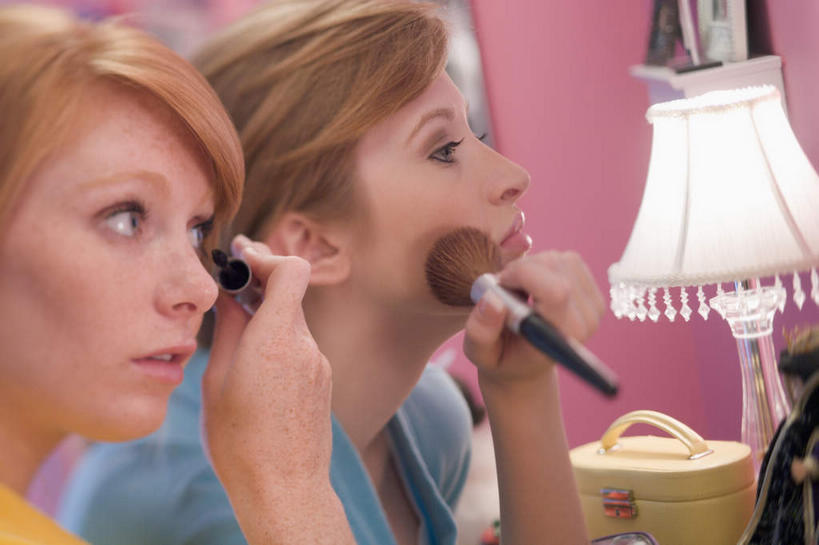 西方人,两个人,伙伴,朋友,坐,横图,室内,白天,侧面,化妆,美容,友谊,台灯,照明,欧洲,欧洲人,护肤,握,服装,朦胧,模糊,墙,灯光,拿,拿着,注视,休闲装,墙壁,墙面,灯,衣服,粉色,化妆刷,刷子,灯具,观察,看,保养,享受,休闲,休闲服,放松,握着,保健,服饰,化妆包,腮红刷,观看,照亮,察看,美容工具,照明设备,关注,养颜,彩妆刷,化妆工具,友情,年轻女性,女人,女性,白种人,坐着,半身,彩图