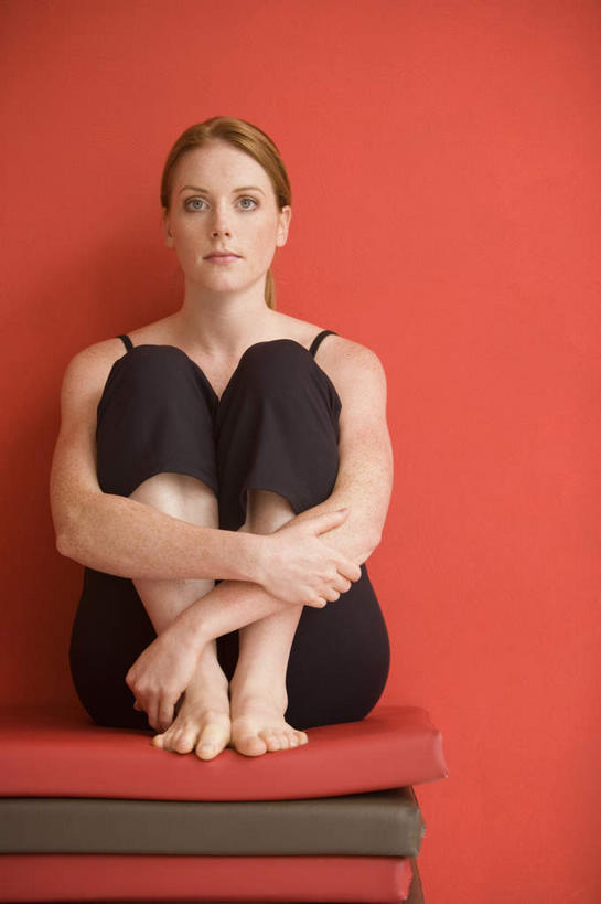 西方人,一个人,坐,竖图,室内,白天,正面,吊带,欧洲,欧洲人,仅一个年轻女性,仅一个女性,仅一个人,一排,阴影,红色背景,服装,整齐,反射,毯子,影子,注视,吊带衫,光脚,排列,三个,衣服,垫子,观察,看,赤脚,摄影,服饰,影棚,抱膝,观看,堆,察看,衣着,穿着,队列,关注,衣饰,海绵垫,体操垫,年轻女性,女人,女性,白种人,坐着,彩图,全身,影棚拍摄,拍摄