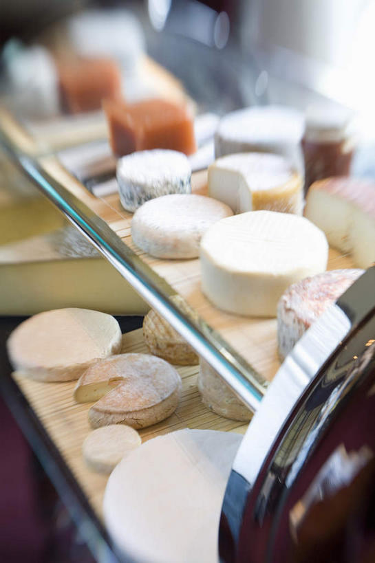 点心,无人,竖图,俯视,室内,特写,白天,下午茶,许多,阴影,朦胧,模糊,反射,影子,食品,货架,架子,食物,糕点,陈列架,超市货架,彩图,高角度拍摄,蛋糕