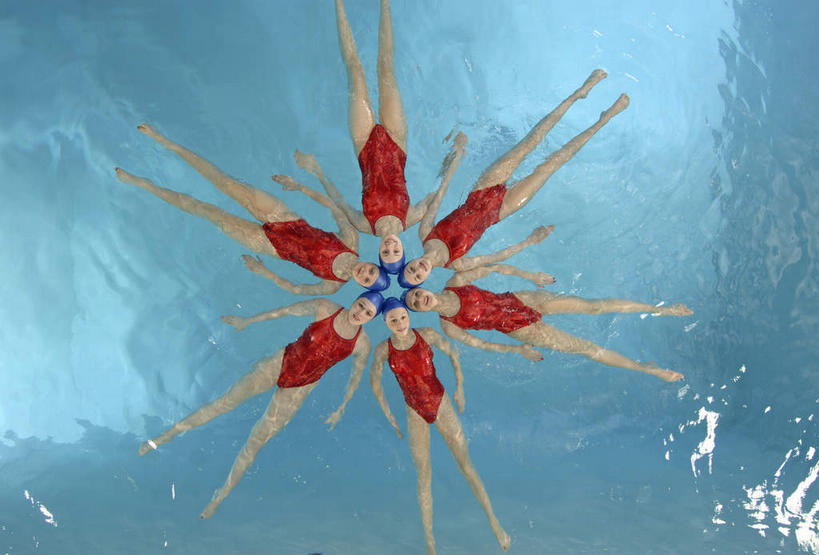 花样游泳,游泳,西方人,伙伴,朋友,运动员,游泳池,伸展双臂,横图,俯视,室内,白天,泳装,友谊,合作,团队,水,欧洲,欧洲人,环绕,围绕,水池,水面,许多人,环抱,注视,泳池,观察,看,一群人,战略,观看,察看,关注,连体泳衣,联合,合谋,泅水,萦绕,拍浮,配合,协作,年轻女性,女人,女性,白种人,体育运动员,运动选手,敞开双臂,伸开双臂,展开双肩,张开手臂,张开双臂,彩图,高角度拍摄,全身,泳衣