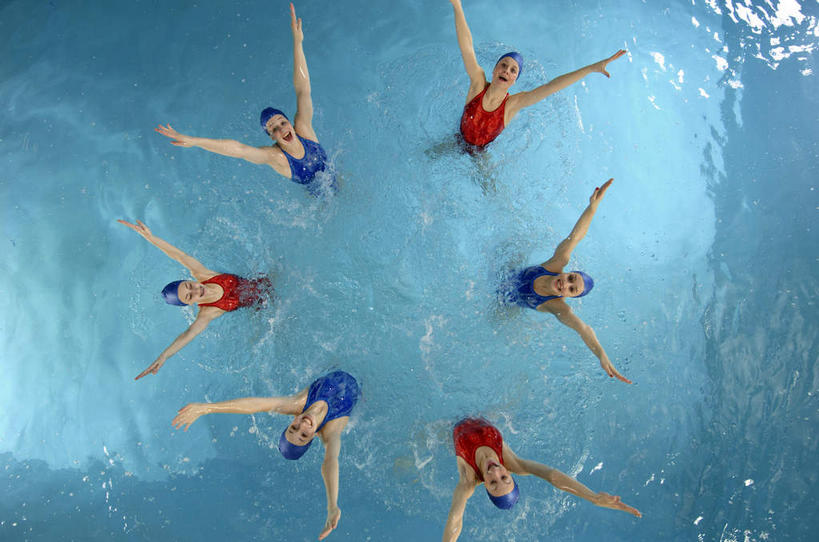 花样游泳,游泳,西方人,伙伴,朋友,运动员,游泳池,举,笑,微笑,露齿笑,横图,俯视,室内,白天,泳装,友谊,合作,团队,水,欧洲,欧洲人,环绕,围绕,水池,水面,许多人,环抱,注视,泳池,观察,看,托,一群人,战略,观看,察看,关注,连体泳衣,联合,合谋,泅水,萦绕,拍浮,配合,协作,年轻女性,女人,女性,白种人,体育运动员,运动选手,举起,举手,举着,抬头,向上举,向上伸,向上托,仰头,彩图,高角度拍摄,全身,泳衣