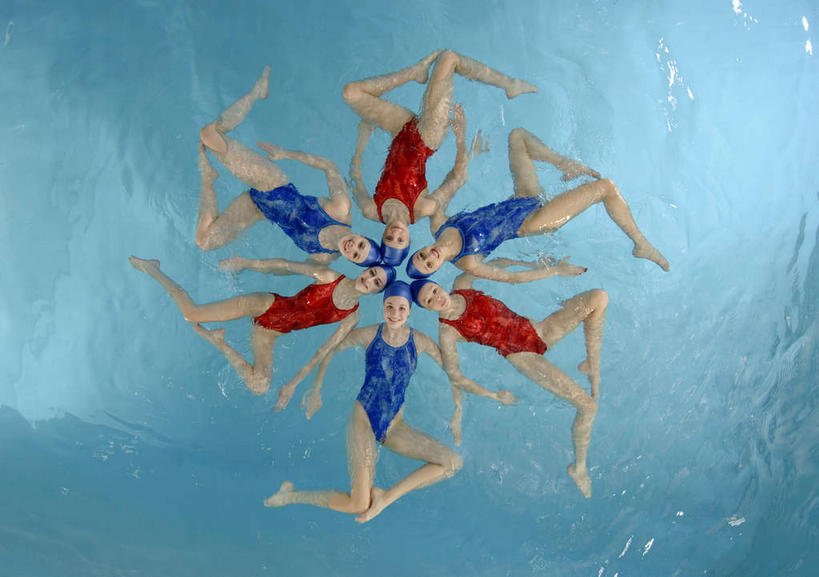 花样游泳,游泳,西方人,伙伴,朋友,运动员,游泳池,横图,俯视,室内,白天,泳装,友谊,合作,团队,水,欧洲,欧洲人,环绕,围绕,水池,水面,许多人,环抱,注视,泳池,观察,看,一群人,战略,观看,察看,关注,连体泳衣,联合,合谋,泅水,萦绕,拍浮,配合,协作,年轻女性,女人,女性,白种人,体育运动员,运动选手,彩图,高角度拍摄,全身,泳衣