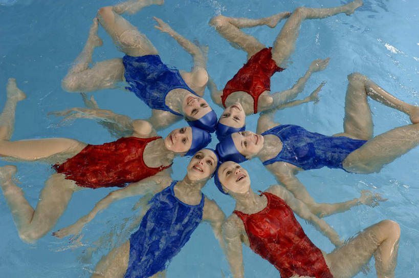 花样游泳,游泳,西方人,伙伴,朋友,运动员,游泳池,笑,微笑,露齿笑,横图,俯视,室内,白天,泳装,友谊,合作,团队,水,帽子,欧洲,欧洲人,泳帽,环绕,围绕,水池,水面,许多人,环抱,注视,泳池,观察,看,一群人,战略,观看,察看,关注,游泳帽,连体泳衣,联合,合谋,泅水,萦绕,拍浮,配合,协作,年轻女性,女人,女性,白种人,体育运动员,运动选手,半身,彩图,高角度拍摄,泳衣