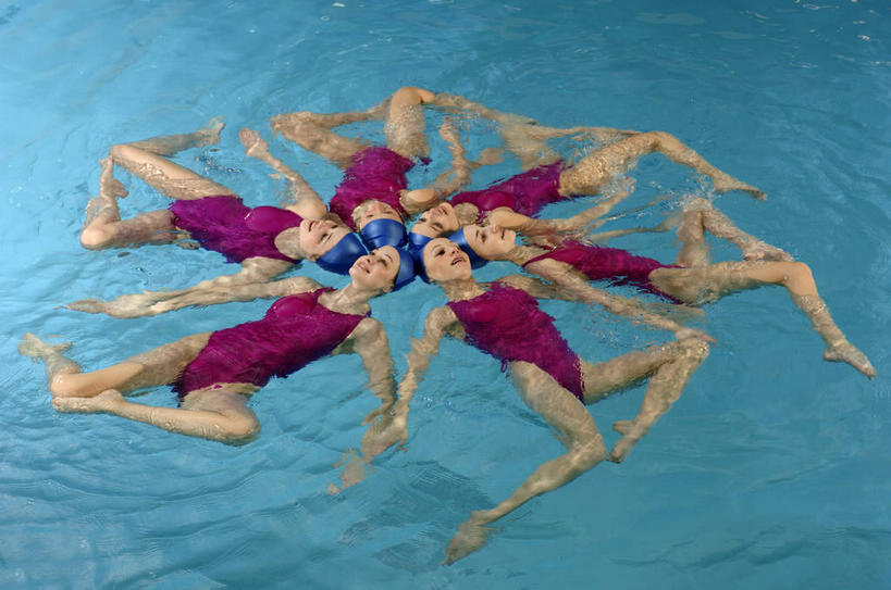 花样游泳,游泳,西方人,伙伴,朋友,运动员,游泳池,横图,俯视,室内,白天,泳装,友谊,合作,团队,水,欧洲,欧洲人,环绕,围绕,水池,水面,许多人,环抱,注视,泳池,观察,看,一群人,战略,观看,察看,关注,连体泳衣,联合,合谋,泅水,萦绕,拍浮,配合,协作,年轻女性,女人,女性,白种人,体育运动员,运动选手,彩图,高角度拍摄,全身,泳衣