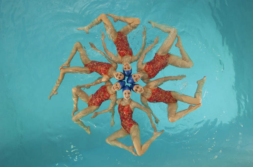 花样游泳,游泳,西方人,伙伴,朋友,运动员,游泳池,横图,俯视,室内,白天,泳装,友谊,合作,团队,水,欧洲,欧洲人,对称,环绕,围绕,水池,水面,许多人,环抱,注视,泳池,观察,看,一群人,平衡,战略,观看,察看,关注,连体泳衣,联合,合谋,均衡,泅水,萦绕,拍浮,配合,协作,年轻女性,女人,女性,白种人,体育运动员,运动选手,彩图,高角度拍摄,全身,泳衣