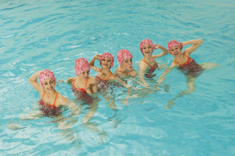 花样游泳,游泳,西方人,伙伴,朋友,运动员,游泳池,站,笑,微笑,露齿笑,横图,俯视,室内,白天,泳装,友谊,合作,团队,水,欧洲,欧洲人,一排,整齐,水池,水面,许多人,注视,泳池,排列,观察,看,站着,一群人,战略,观看,察看,队列,关注,连体泳衣,联合,合谋,泅水,拍浮,配合,协作,年轻女性,女人,女性,白种人,体育运动员,运动选手,站立,半身,彩图,高角度拍摄,泳衣