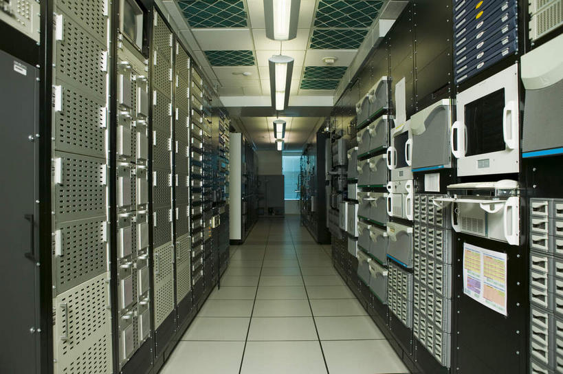 无人,横图,室内,白天,正面,电脑,静物,照明,一排,许多,整齐,网络,瓷砖,地砖,灯光,地面,输入设备,通讯设备,顶灯,开关,灯,排列,按钮,灯具,台式电脑,光驱,主机,照亮,机箱,机房,照明设备,队列,通信设备,光盘驱动器,彩图