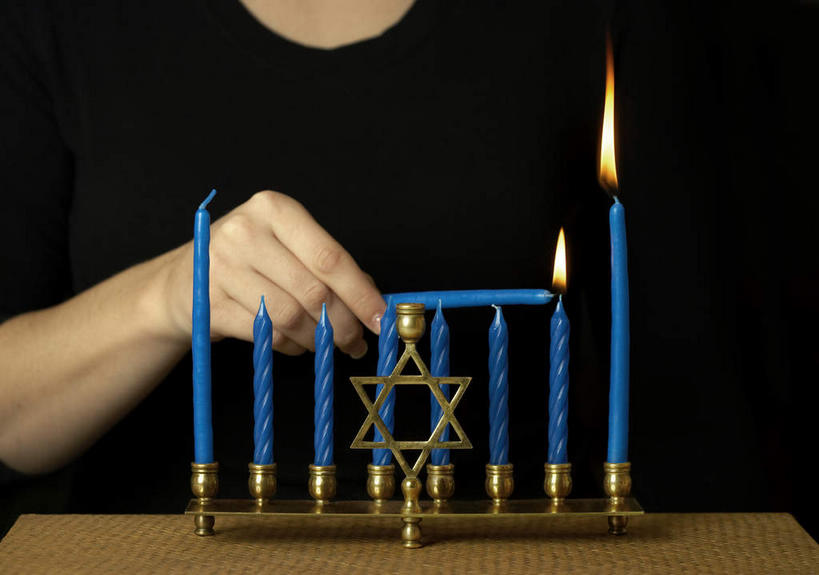 西方人,手,一个人,站,横图,室内,特写,白天,正面,神秘,桌面,桌子,蜡烛,欧洲,欧洲人,仅一个年轻女性,仅一个女性,仅一个人,一排,握,阴影,黑色背景,形状,服装,整齐,反射,光线,木制,火焰,影子,烛光,烛台,几何,燃烧,拿,拿着,休闲装,排列,衣服,蓝色,黑色,木制品,点燃,站着,休闲,手部,休闲服,握着,摄影,服饰,影棚,单手,队列,六芒星,奥秘,犹太教灯台,犹太教九灯烛台,再献圣殿节灯台,年轻女性,女人,女性,白种人,站立,半身,彩图,影棚拍摄,拍摄