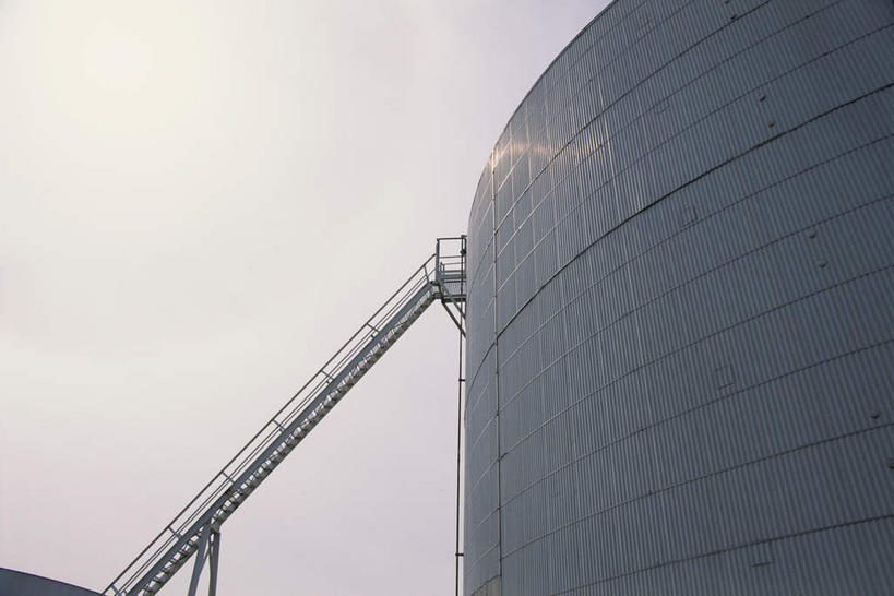 无人,工厂,栏杆,横图,室外,白天,仰视,楼梯,阴影,光线,扶手,影子,阶梯,护栏,台阶,一个,蓝色,蓝天,天空,阳光,容器,天,油罐,储油罐,晴朗,单个,储藏,储存,万里无云,存油罐,贮油罐,晴空,晴空万里,彩图,低角度拍摄,工地,制造厂,贮存