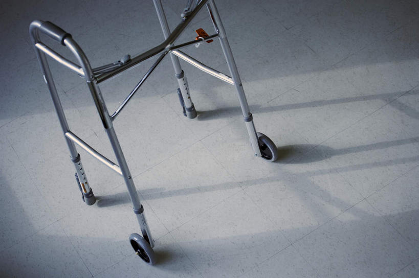 无人,横图,俯视,室内,特写,白天,静物,金属制品,阴影,反射,金属,工具,影子,一个,器械,单个,拐杖,医疗器械,辅助设备,前臂拐,彩图,高角度拍摄