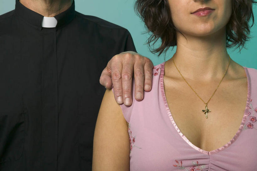 西方人,两个人,牧师,传教士,站,横图,室内,白天,正面,项链,欧洲,欧洲人,绿色背景,服装,休闲装,装饰品,衣服,饰品,首饰,站着,休闲,休闲服,搭,摄影,服饰,影棚,搭着,教徒,男人,男性,女人,女性,中年男性,中年女性,白种人,传道者,祭司,教士,神甫,神父,站立,半身,彩图,影棚拍摄,拍摄