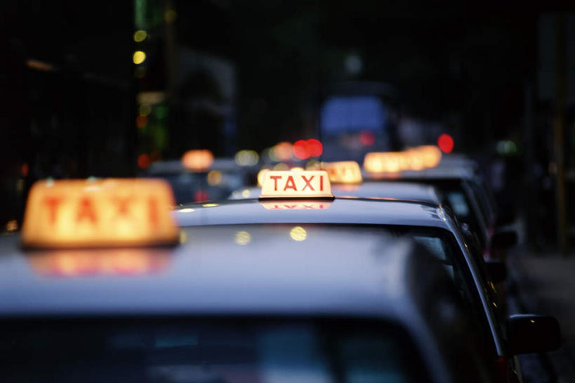 无人,高楼大厦,横图,室外,夜晚,正面,长时间曝光,大厦,建筑,摩天大楼,出租车,汽车,照明,一排,许多,阴影,整齐,光线,英文,标志,文字,影子,字符,字母,灯光,很多,标识,车,灯,排列,灯具,交通工具,轿车,英文字母,照亮,照明设备,队列,载具,的士,计程车,曝光,出租车顶灯,出租车广告顶灯,汽车顶灯,彩图,大楼,高层建筑,高楼,摩天楼