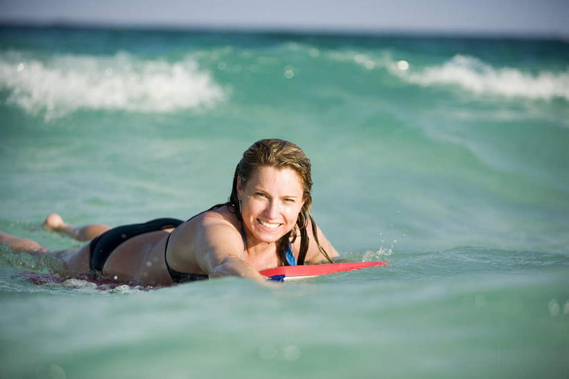 西方人,一个人,躺,笑,微笑,露齿笑,横图,室外,白天,侧面,泳装,比基尼,海浪,海洋,欧洲,欧洲人,仅一个年轻女性,仅一个女性,仅一个人,一块,握,朦胧,模糊,冲浪板,浪花,水平线,辽阔,海平线,拿,拿着,注视,运动器械,海水,观察,看,广阔,健身器械,抬脚,握着,观看,一望无际,察看,关注,健身器材,海景,无边无际,一马平川,冲浪装备,卧着,年轻女性,女人,女性,白种人,大海,风浪,海,海水的波动,近岸浪,涌浪,躺着,卧,彩图,全身,三点式,泳衣,水天相接,水天一线,运动器材