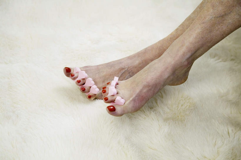 西方人,腿部,脚,脚趾,脚趾甲,腿,一个人,坐,横图,俯视,室内,特写,白天,纺织品,欧洲,欧洲人,仅一个女性,仅一个人,装饰,毛毯,毯子,指甲油,光脚,纺织,红色,垫子,温暖,赤脚,仅一个老年女性,华丽,修饰,点缀,衬托,美观,雅致,雅观,老年女性,女人,女性,白种人,脚指甲,坐着,半身,彩图,高角度拍摄