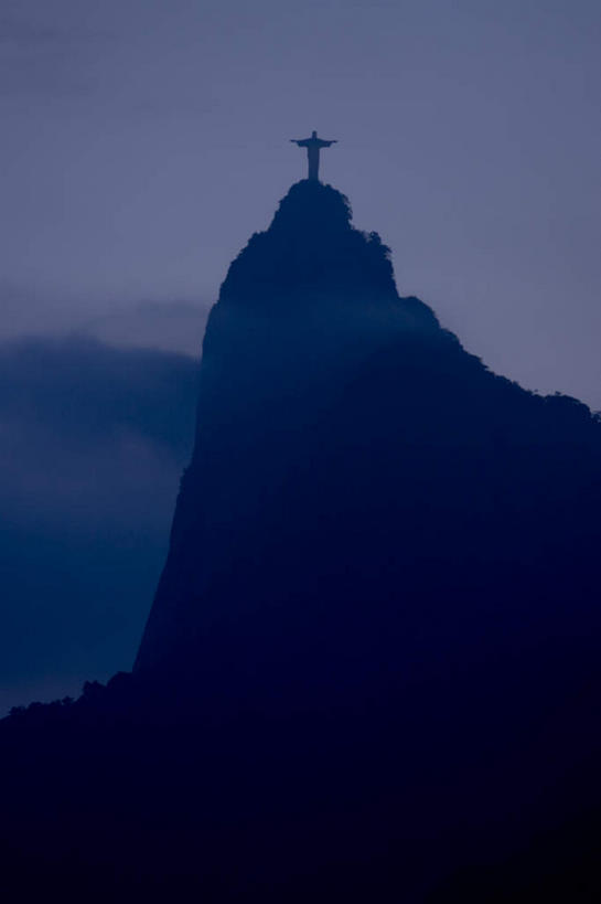 西方人,一个人,无人,站,竖图,室外,白天,正面,旅游,度假,石头,美景,日落,山,山脉,雾,雕塑,巴西,欧洲,欧洲人,仅一个男性,仅一个人,朦胧,模糊,艺术,装饰,雕刻,雕像,石子,景观,山峰,晚霞,霞光,落日,山峦,娱乐,仅一个年轻男性,自然,黄昏,工艺品,群山,站着,享受,休闲,景色,彩霞,南美,放松,纪念,美术,迷雾,南美洲,拉丁美洲,自然风光,主题,美洲,里约热内卢,陈列,里约热内卢基督像,巴西基督像,耶稣山,里约热内卢州,巴西联邦共和国,首府,功能,美学,亚美利加洲,南亚美利加洲,里约热内卢市,夕照,巴西耶稣石雕像,救世基督像,驼背山,耶稣雕像,男人,男性,年轻男性,白种人,石块,岩石,大雾,夕阳,站立,彩图,全身,斜阳