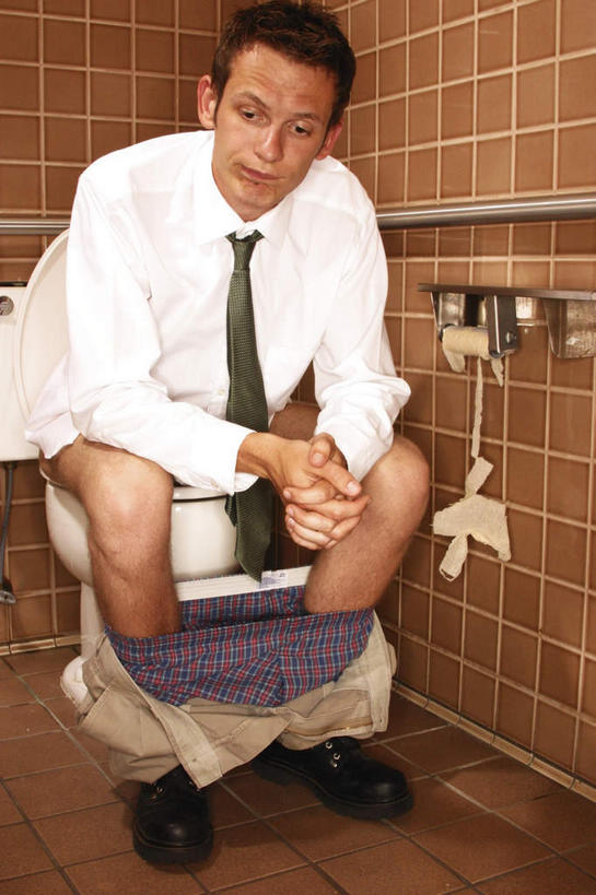 西方人,一个人,坐,竖图,室内,白天,正面,衬衫,生活用品,卫生间,浴室,欧洲,欧洲人,仅一个男性,仅一个人,仅一个中年男性,一条,撑,瓷砖,地砖,纸,马桶,领带,地面,注视,白色,纸巾,日用品,观察,看,座便器,卫生纸,观看,察看,撑着,象征,庄重,关注,身份,卫浴,正式,地位,子孙桶,卷纸架,卷纸器,生活用纸,男人,男性,中年男性,白种人,淋浴房,坐着,彩图,全身,衬衣,冲凉房,沐浴间,沐浴室