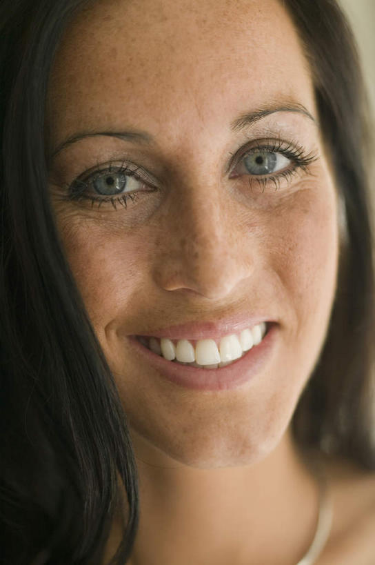 西方人,脸,头,脸颊,一个人,笑,微笑,露齿笑,竖图,室内,特写,白天,正面,欧洲,欧洲人,仅一个女性,仅一个人,斑点,棕色,注视,观察,看,仅一个中年女性,观看,察看,雀斑,关注,雀瘢,女人,女性,中年女性,白种人,头部,长发,直发,脸部,脸蛋,面部,半身,彩图