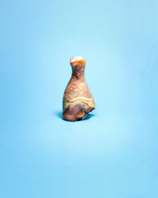 无人,竖图,室内,特写,白天,正面,阴影,蓝色背景,反射,影子,鸡肉,肉,鸡腿,肉类,摄影,影棚,鸡腿肉,肉食,彩图,影棚拍摄,拍摄