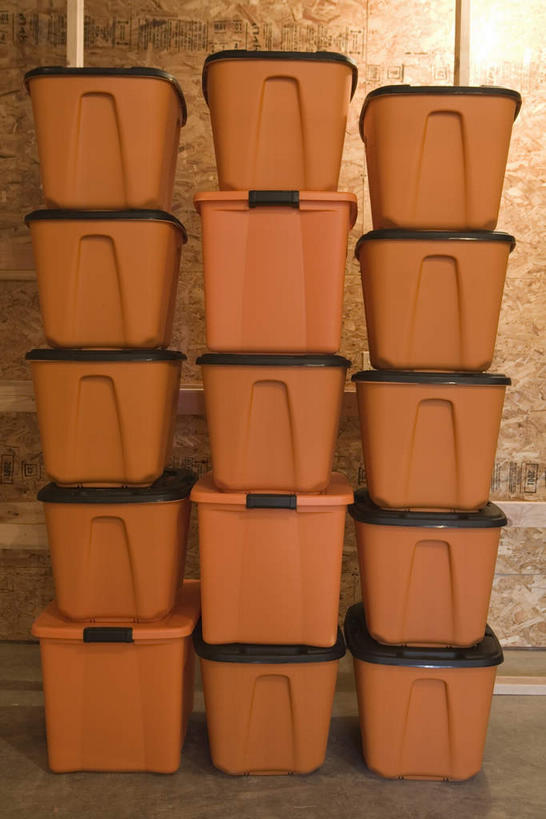 无人,竖图,室内,特写,白天,正面,静物,一堆,许多,阴影,堆叠,堆积,环保,反射,影子,塑胶,垃圾桶,容器,塑胶制品,能源,储藏,堆,垃圾箱,回收,资源,储存,利用,低碳,循环,持续,彩图,贮存