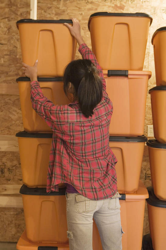 东方人,一个人,站,举,竖图,室内,白天,亚洲,仅一个年轻女性,仅一个女性,仅一个人,一堆,许多,阴影,堆叠,堆积,服装,环保,反射,影子,塑胶,垃圾桶,休闲装,黄种人,背面,衣服,容器,托,站着,休闲,休闲服,服饰,塑胶制品,能源,储藏,堆,垃圾箱,回收,资源,储存,利用,低碳,循环,持续,年轻女性,女人,女性,亚洲人,举起,举手,举着,向上举,向上伸,向上托,站立,半身,彩图,贮存