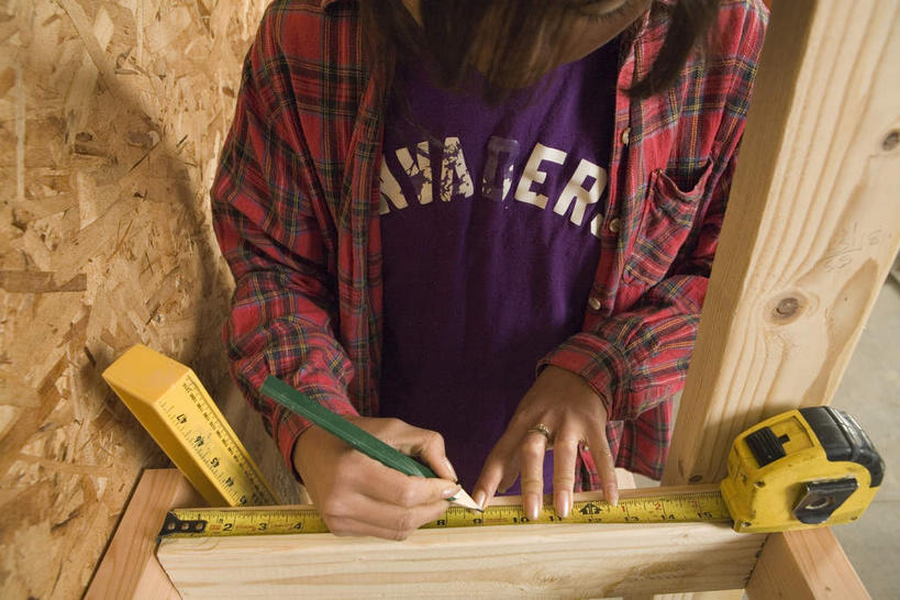 东方人,一个人,站,横图,俯视,室内,白天,衬衫,绘画,亚洲,仅一个年轻女性,仅一个女性,仅一个人,握,阴影,服装,反射,测量,英文,笔,标志,木材,文字,影子,字符,刻度,字母,办公用品,休闲装,黄种人,标识,木柴,文具,衣服,尺,铅笔,学习用品,低头,站着,休闲,休闲服,握着,服饰,木料,测量工具,英文字母,文具用品,一支,尺子,衡量,绘图,比例尺,比例,测绘,量具,量仪,标度,扩大,缩小,缩尺,垂头,年轻女性,女人,女性,亚洲人,站立,半身,彩图,高角度拍摄,衬衣