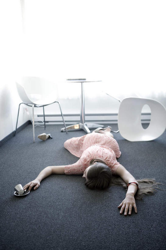 西方人,一个人,竖图,俯视,室内,白天,裙子,窗户,落地窗,桌子,欧洲,欧洲人,仅一个年轻女性,仅一个女性,仅一个人,阴影,连衣裙,反射,木制,影子,凳子,茶几,玻璃窗,粉色,白色,木制品,趴着,摔倒,跌倒,年轻女性,女人,女性,白种人,趴,彩图,高角度拍摄,全身