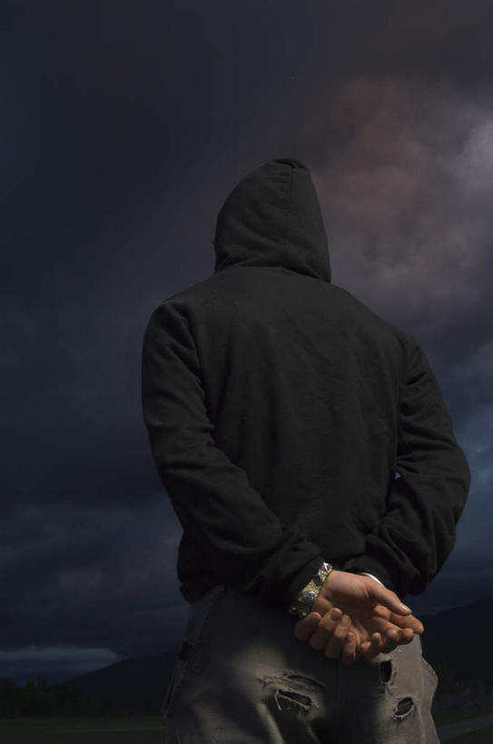 西方人,一个人,站,竖图,室外,夜晚,仰视,欧洲,欧洲人,仅一个男性,仅一个人,服装,乌云,云,阴天,云朵,云彩,休闲装,仅一个年轻男性,衣服,天空,天,站着,休闲,休闲服,连帽衫,服饰,昏暗,阴沉,帽衫,男人,男性,年轻男性,白种人,抬头,仰头,站立,半身,彩图,低角度拍摄