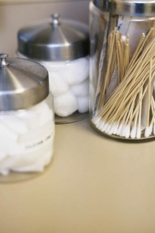 无人,竖图,俯视,室内,特写,白天,农作物,静物,玻璃,一堆,许多,阴影,堆叠,堆积,柔软,反射,影子,棉花,玻璃制品,纺织,玻璃瓶,瓶子,健康,温暖,棉花棒,棉签,堆,纤维,棉棒,广口瓶,柔和,暖和,擦拭棒,彩图,高角度拍摄